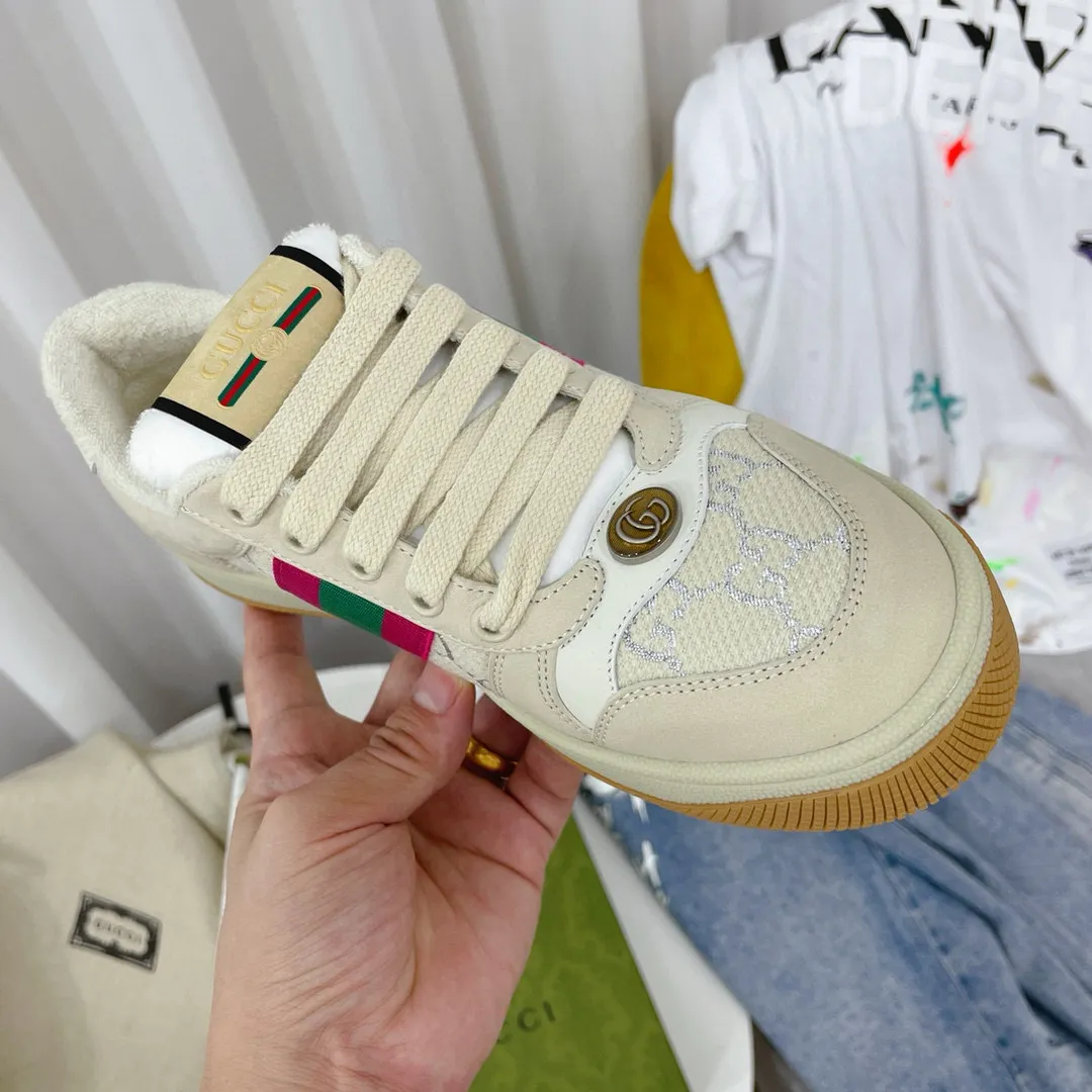 Ex-factory price: 540💰 GUCCI Gucci's newly upgraded back cover lining, top-notch old dirty shoes, classic casual sports shoes for couples, retro sneakers and old G family dirty shoes, updated at the counter simultaneously! ①The shoe upper has the same water-based edge coating process as the original version⚠️The ordinary oil edges on the market have a strong glue feel and are easy to fall off! Grade A first-layer nubuck leather (with pores)/matching computer embroidered double G cloth, high-density terry velvet lining. ② A PVC transparent small round mark sealing line is added to the details of the midsole. The mold is opened six times and the jewelry craftsmanship is used to customize the two-color double G buckle, striving to be the same as the original version. A pair of buttons is more than three times more expensive than ordinary buckles on the market. ③An old two-color washable label, the chip is placed on the outer waist of the right foot, the entire shoe is completely hollowed out with rubber technology, TUP material (rubber to distinguish the market) with the latest green packaging from the counter, 3D printed handbag, and a pair of shoelaces. There is no pressure when entering and exiting the counter. You can buy a 1:1 accurate replica of the original version and modify and upgrade it repeatedly. The details are perfectly restored, the materials are all customized, and they are truly top-notch. Please look at the details clearly to identify the quality. Upper: First-layer frosted cowhide/embroidered double G cloth. Lining: original high-density velvet lining. Foot pads: original pearlescent sheepskin. Outsole: private molded vacuum TPU material. Packaging: original top-grade full set packaging at the counter. Shoe size: women's size 35-40, men's size 39-44 (men's size 38, 45🉑️customized, non-returnable)